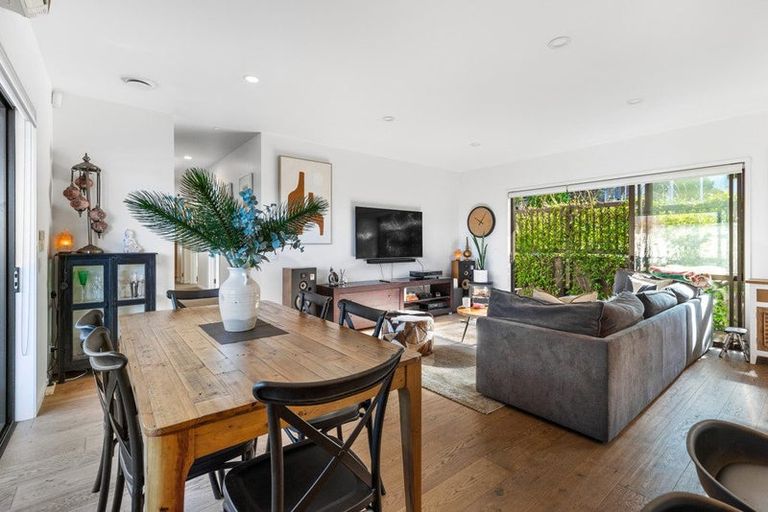 Photo of property in 24 Edgerton Road, Te Atatu Peninsula, Auckland, 0610