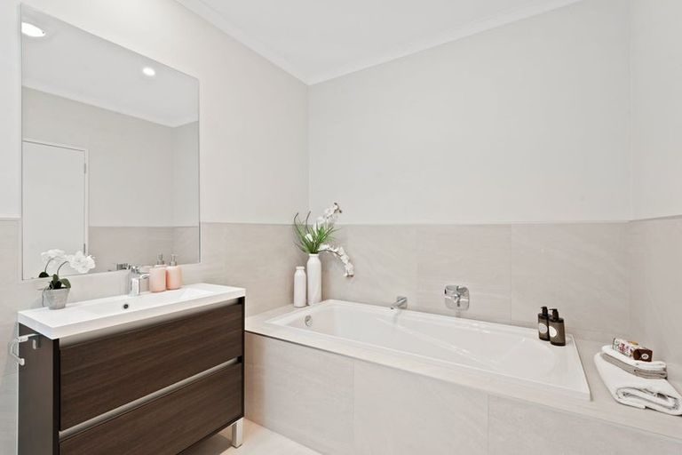 Photo of property in 42 Cambie Avenue, Red Beach, 0932