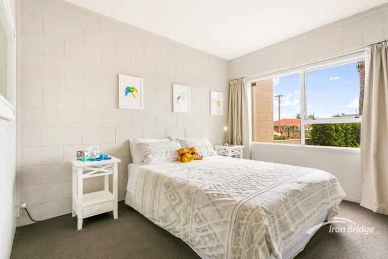 Photo of property in 3/108 East Coast Road, Forrest Hill, Auckland, 0620