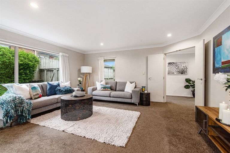 Photo of property in 22 Rising Parade, Fairview Heights, Auckland, 0632