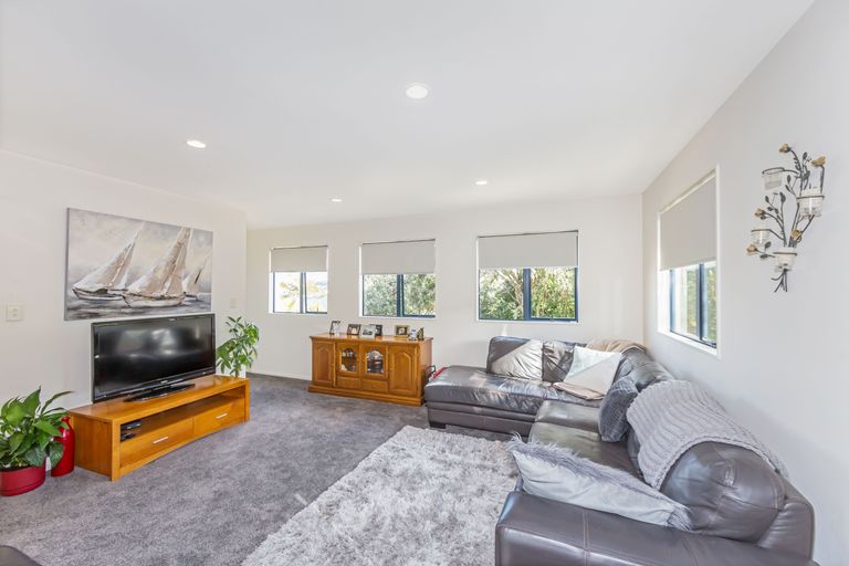 Photo of property in 18 Carento Way, Stanmore Bay, Whangaparaoa, 0932