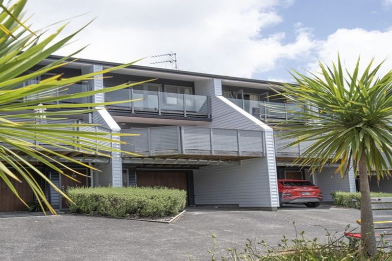 Photo of property in 3/17 Pannill Place, Oteha, Auckland, 0632