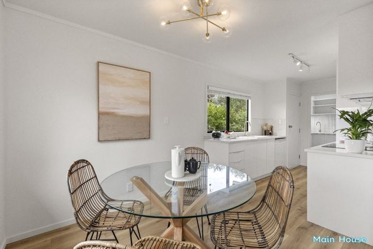 Photo of property in 8 Kupari Place, Totara Vale, Auckland, 0629