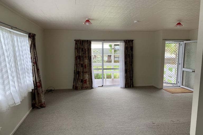 Photo of property in 2/82 Roberts Road, Te Atatu South, Auckland, 0610