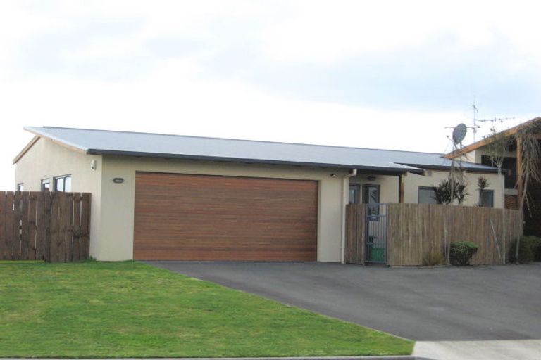 Photo of property in 2 Carribean Place, Papamoa Beach, Papamoa, 3118