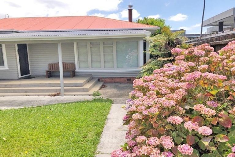 Photo of property in 60 Brandon Road, Glen Eden, Auckland, 0602