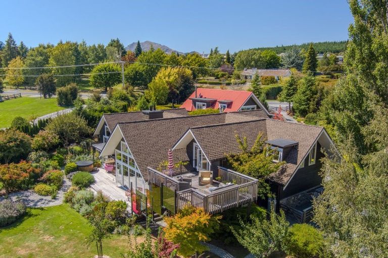Photo of property in 270 Beacon Point Road, Wanaka, 9305