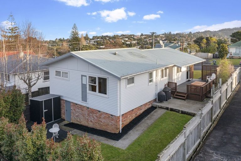 Photo of property in 5 Tauhara Street, Green Bay, Auckland, 0604