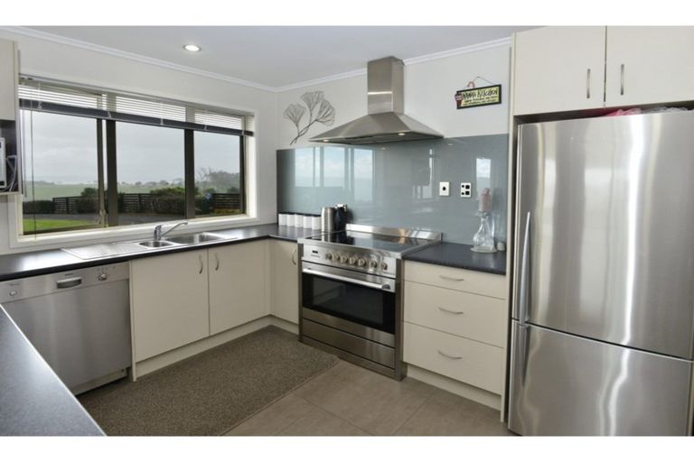 Photo of property in 7 Kaipara Lake Road, South Head, Helensville, 0874