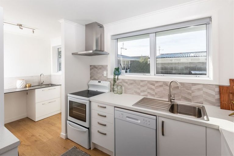 Photo of property in 19 Camelia Place, Islington, Christchurch, 8042