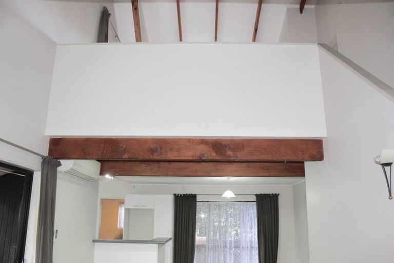 Photo of property in 17 Hutchinson Avenue, New Lynn, Auckland, 0600