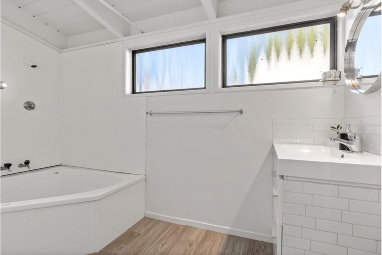 Photo of property in 30 Whangaparaoa Road, Red Beach, 0932