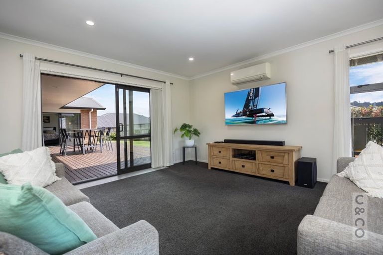 Photo of property in 42 Gilbransen Road, Kumeu, 0810