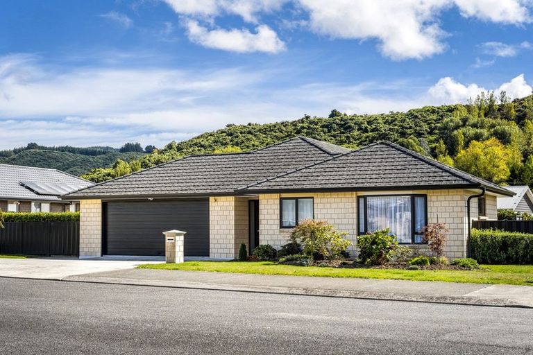 Photo of property in 4 Sunstone Crescent, Brown Owl, Upper Hutt, 5018