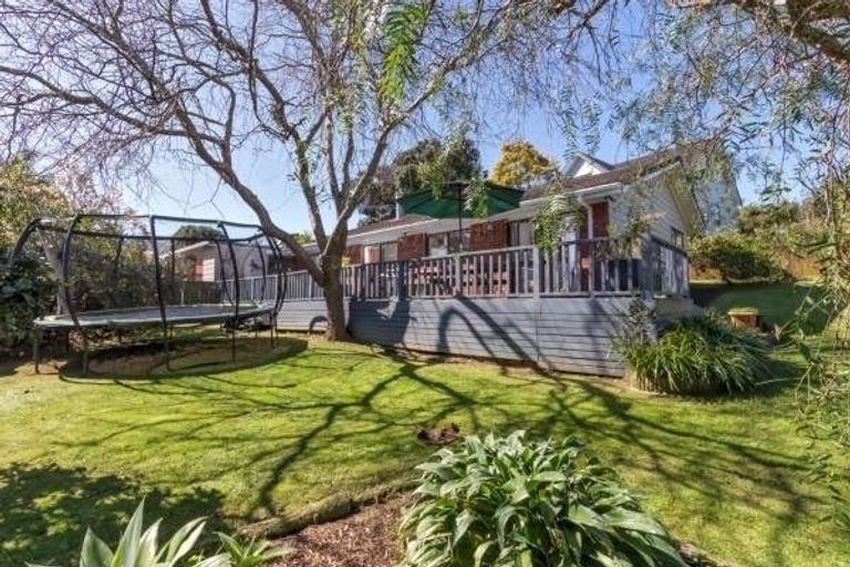 Photo of property in 5 Photinia Place, Botany Downs, Auckland, 2010