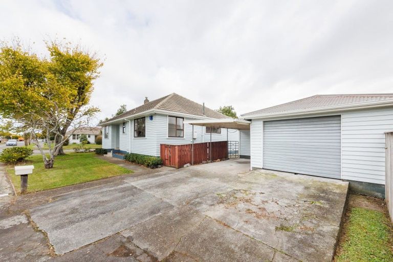 Photo of property in 11 Montrose Place, Takaro, Palmerston North, 4412