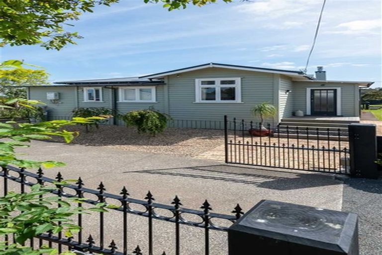 Photo of property in 17 Griggs Road, Whitford, Howick, 2571