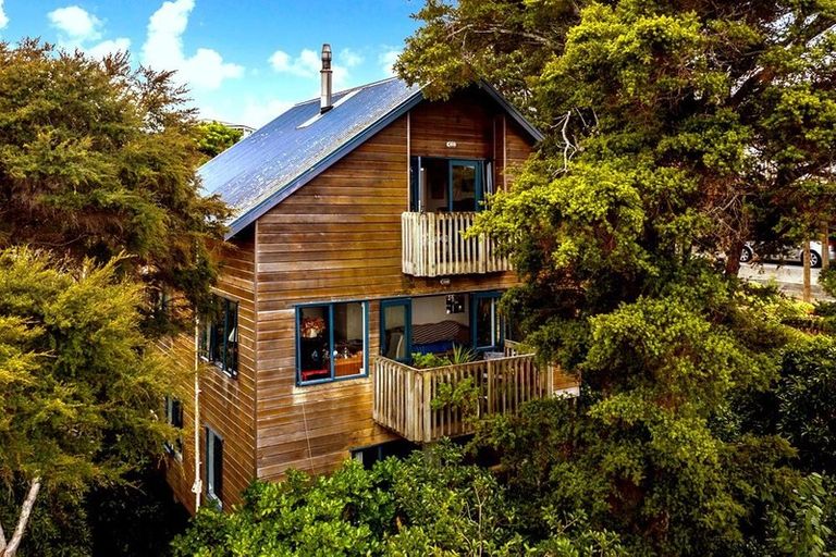 Photo of property in 2 Hill Street, Leigh, 0985