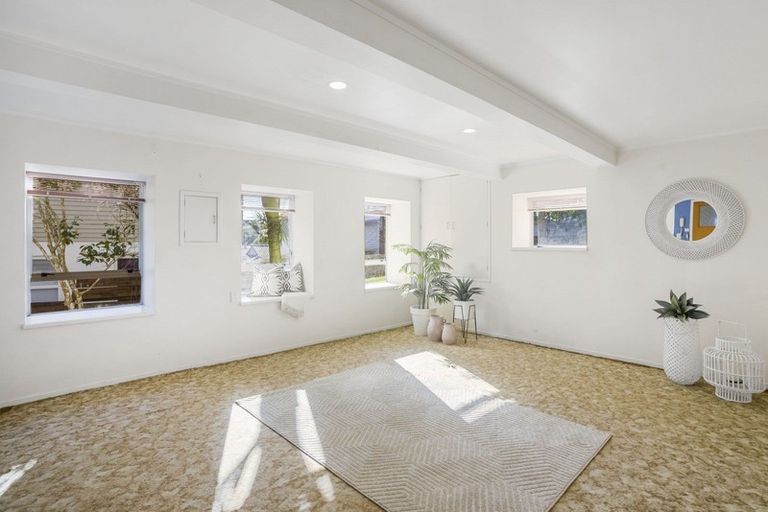 Photo of property in 6 Regal Place, Forrest Hill, Auckland, 0620