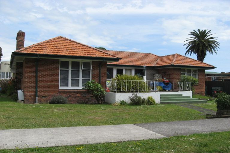 Photo of property in 1 Kiwi Esplanade, Mangere Bridge, Auckland, 2022