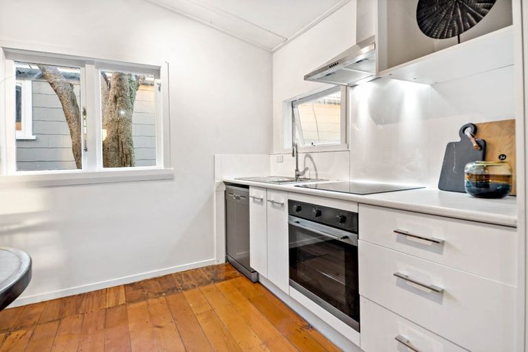 Photo of property in 129 Sunnyside Road, Sunnyvale, Auckland, 0612