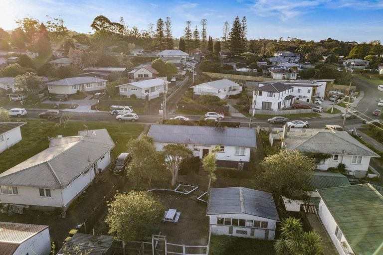 Photo of property in 22 Sarona Avenue, Glen Eden, Auckland, 0602