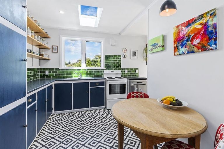 Photo of property in 65 Airlie Road, Plimmerton, Porirua, 5026