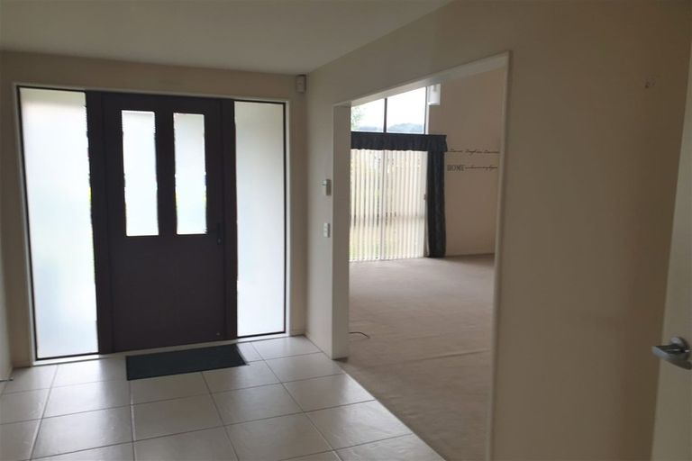 Photo of property in 37 Mcewen Crescent, Riverstone Terraces, Upper Hutt, 5018