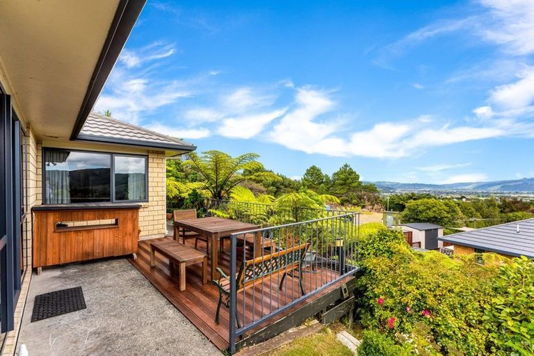 Photo of property in 32 Mount Marua Drive, Timberlea, Upper Hutt, 5018