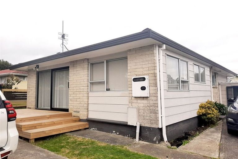 Photo of property in 2/22 Moncrieff Avenue, Clendon Park, Auckland, 2103