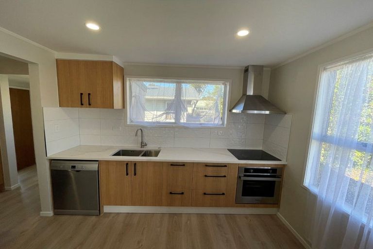 Photo of property in 2 Sabot Place, Massey, Auckland, 0614