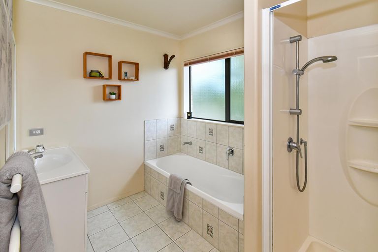 Photo of property in 24 Greig Place, Pukekohe, 2120