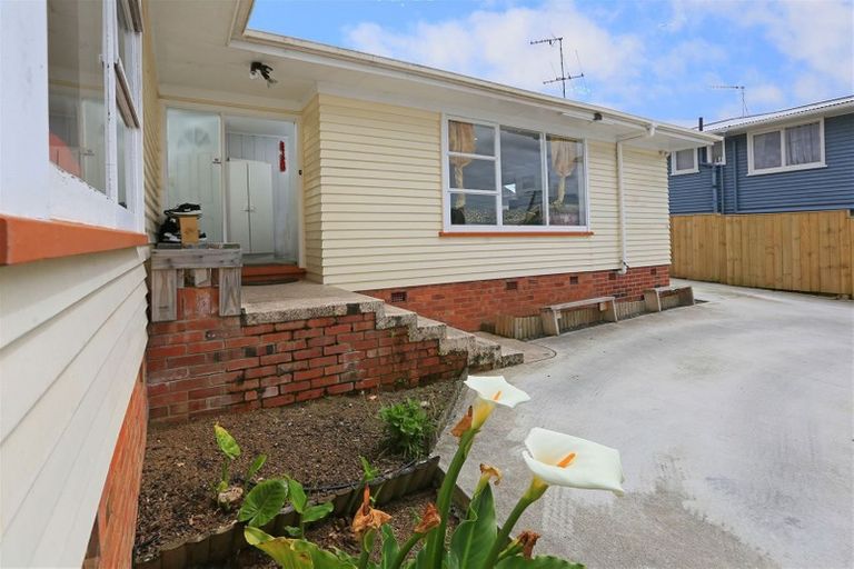 Photo of property in 12 Hepburn Road, Glendene, Auckland, 0602