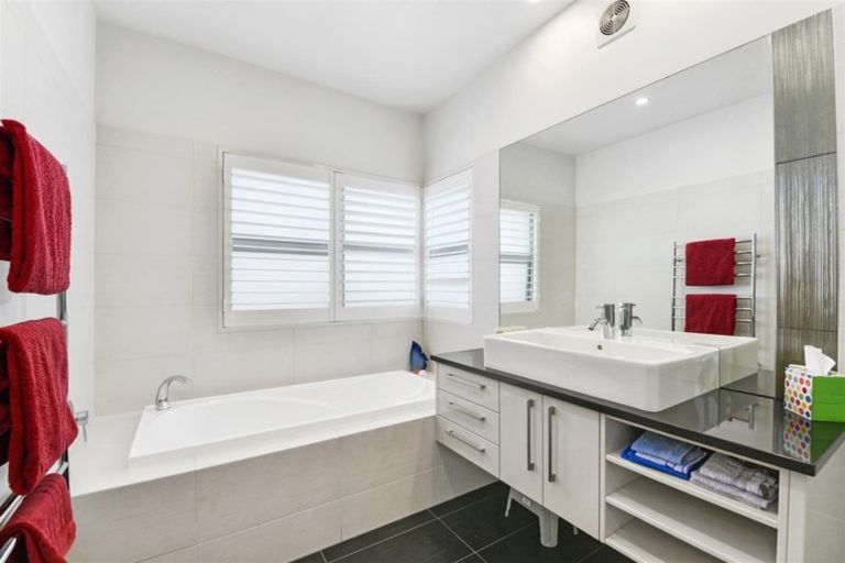 Photo of property in 21a Sharon Road, Waiake, Auckland, 0630