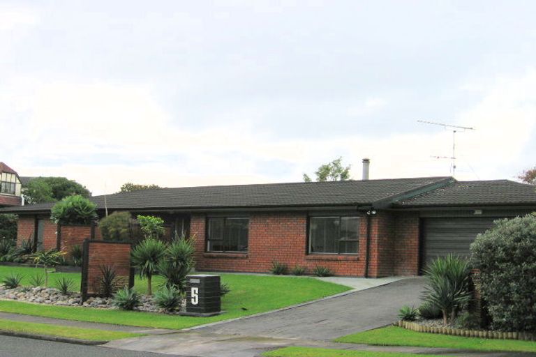 Photo of property in 5 Lexington Drive, Botany Downs, Auckland, 2010