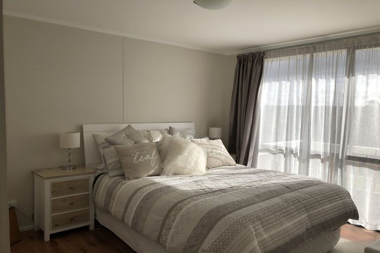 Photo of property in 32 Exeter Place, Unsworth Heights, Auckland, 0632