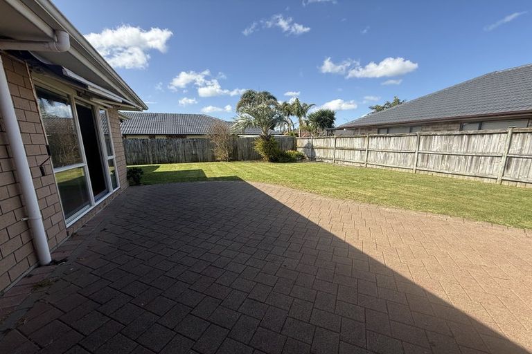 Photo of property in 12 Ballydonegan Rise, East Tamaki, Auckland, 2013