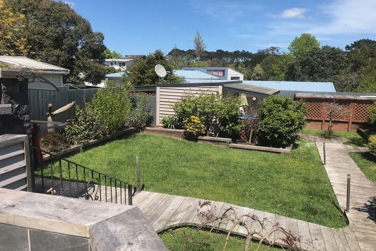 Photo of property in 6 Beazley Place, Glendene, Auckland, 0602