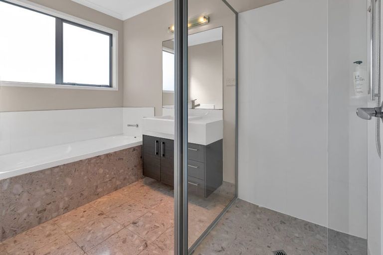 Photo of property in 9 Paradise Point Place, One Tree Point, 0118
