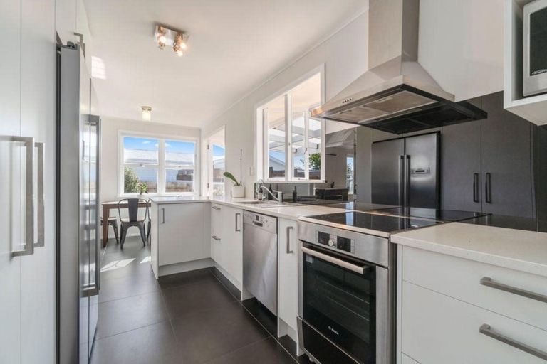 Photo of property in 55 Graham Avenue, Te Atatu Peninsula, Auckland, 0610