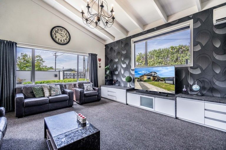 Photo of property in 82 Dalwharn Street, Wallacetown, 9816