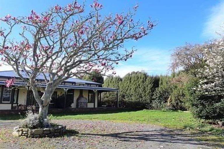 Photo of property in 8 Muhunoa West Road, Ohau, Levin, 5570