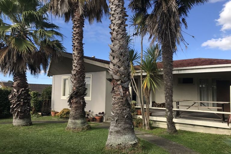 Photo of property in 11 Roberts Road, Te Atatu South, Auckland, 0610