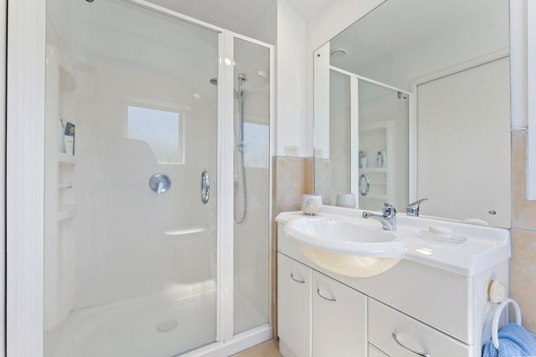 Photo of property in 10a Scarboro Terrace, Murrays Bay, Auckland, 0630