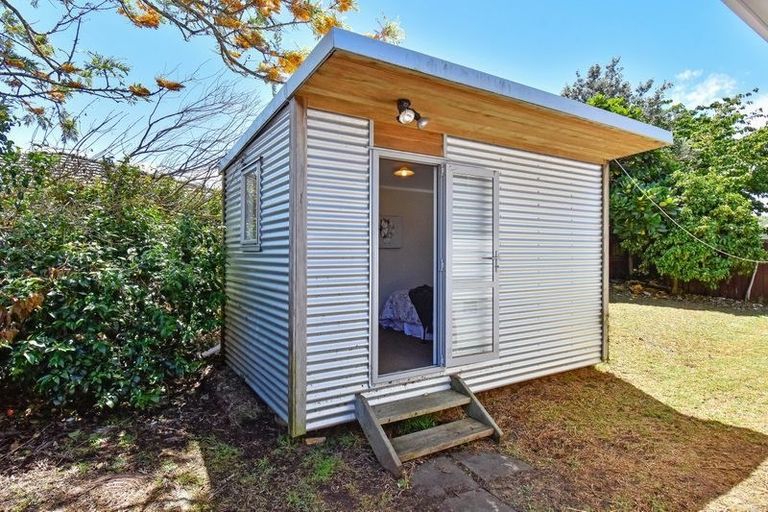 Photo of property in 25 Gibbons Road, Weymouth, Auckland, 2103