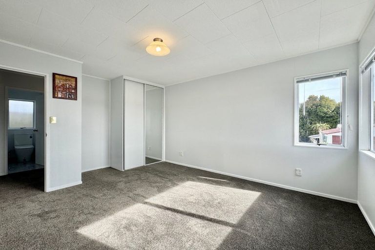 Photo of property in 1/6 Kirklow Place, Goodwood Heights, Auckland, 2105