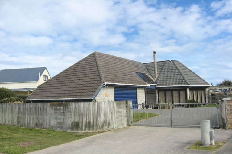 Photo of property in 5 Rangitane Grove, Waitarere Beach, Levin, 5510