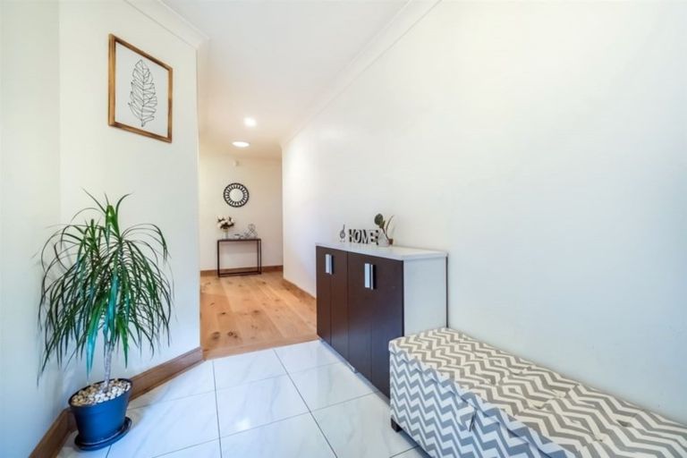 Photo of property in 32 Woodridge Avenue, Northcross, Auckland, 0630