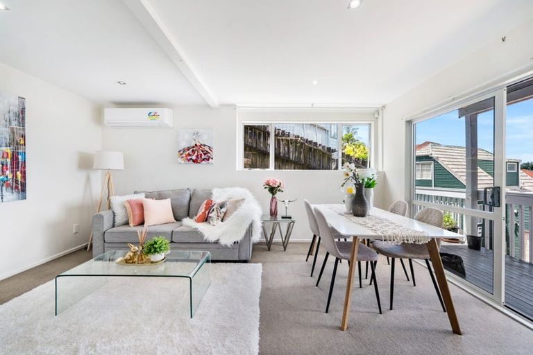 Photo of property in 1a Highgrove Lane, Totara Vale, Auckland, 0632