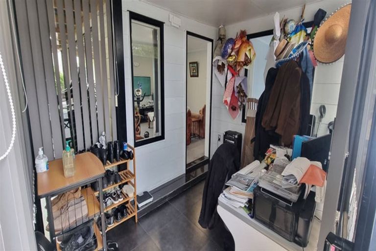 Photo of property in 8a Fruitvale Road, New Lynn, Auckland, 0600